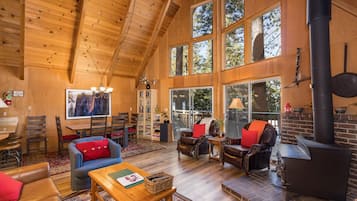 Televisión y chimenea