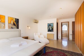 4 chambres, coffres-forts dans les chambres, fer et planche à repasser