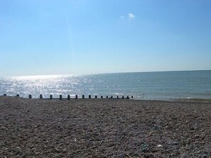 Beach nearby - Delightful seaside house with large secluded rear garden sleeps maximum 8 people (East Preston)