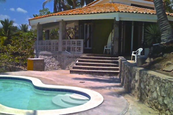 Casa de Karma, Beach Front View in The Round