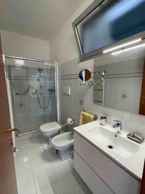 Douche, sĂšche-cheveux, bidet