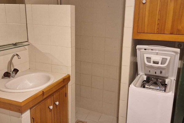 La salle de douche (avec un WC)