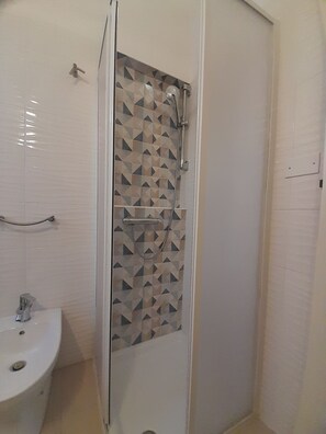 Bathroom - Villa in quiet area with 3 bedrooms and 2 bathrooms, wifi (Costa Rei)