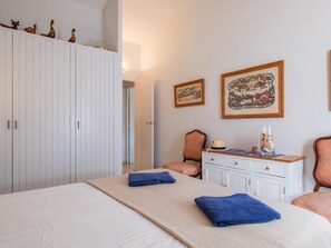 5 bedrooms, iron/ironing board, Internet, bed sheets