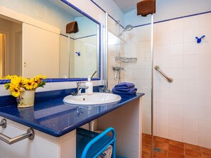 Badewanne, Haartrockner, Handtücher