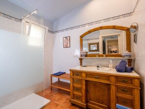 Badekar, hårtørrer, håndklæder