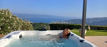 A 10 Mn Des Plages. Panoramic views of the Gulf of Ajaccio and the Gulf of lava