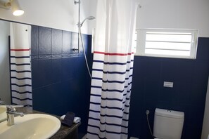 Een douche, een haardroger, handdoeken, zeep