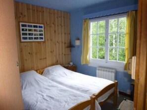 4 bedrooms, iron/ironing board, travel crib, free WiFi