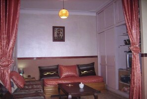 Televisión, reproductor de DVD, libros y estéreo 