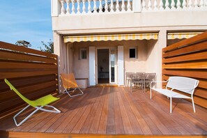 Outdoor dining - Self-contained apartment in 3* villa (Antibes)