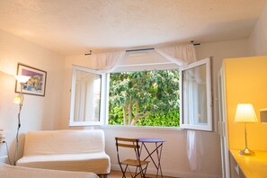 1 bedroom, iron/ironing board, travel crib, free WiFi - Self-contained apartment in 3* villa (Antibes)