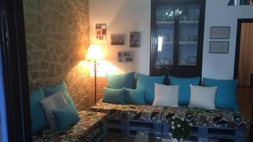 Een televisie, een open haard, een dvd-speler en een stereo