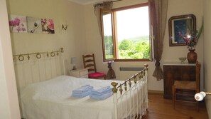 3 Schlafzimmer, Schreibtisch, Bügeleisen/Bügelbrett, Reisekinderbett