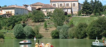 Freistehendes Haus mit einem großen Garten und eingezäunt