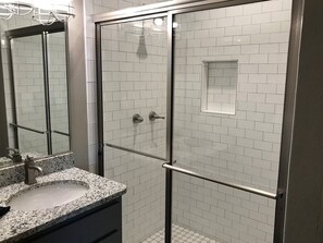 Combined shower/bathtub, towels, toilet paper - RIATA Del RIO.  New 2019 Vacation Home! 5 bedroom, 6 bath, sleeps 26. Nice Pool. (Concan)