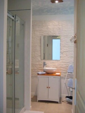 Shower, hair dryer, towels, toilet paper