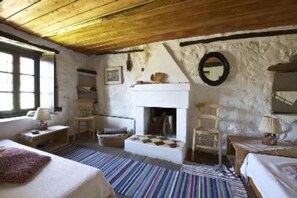 5 habitaciones, tabla de planchar con plancha y cuna de viaje