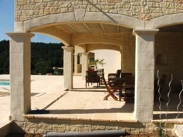 تناول الطعام بالخارج