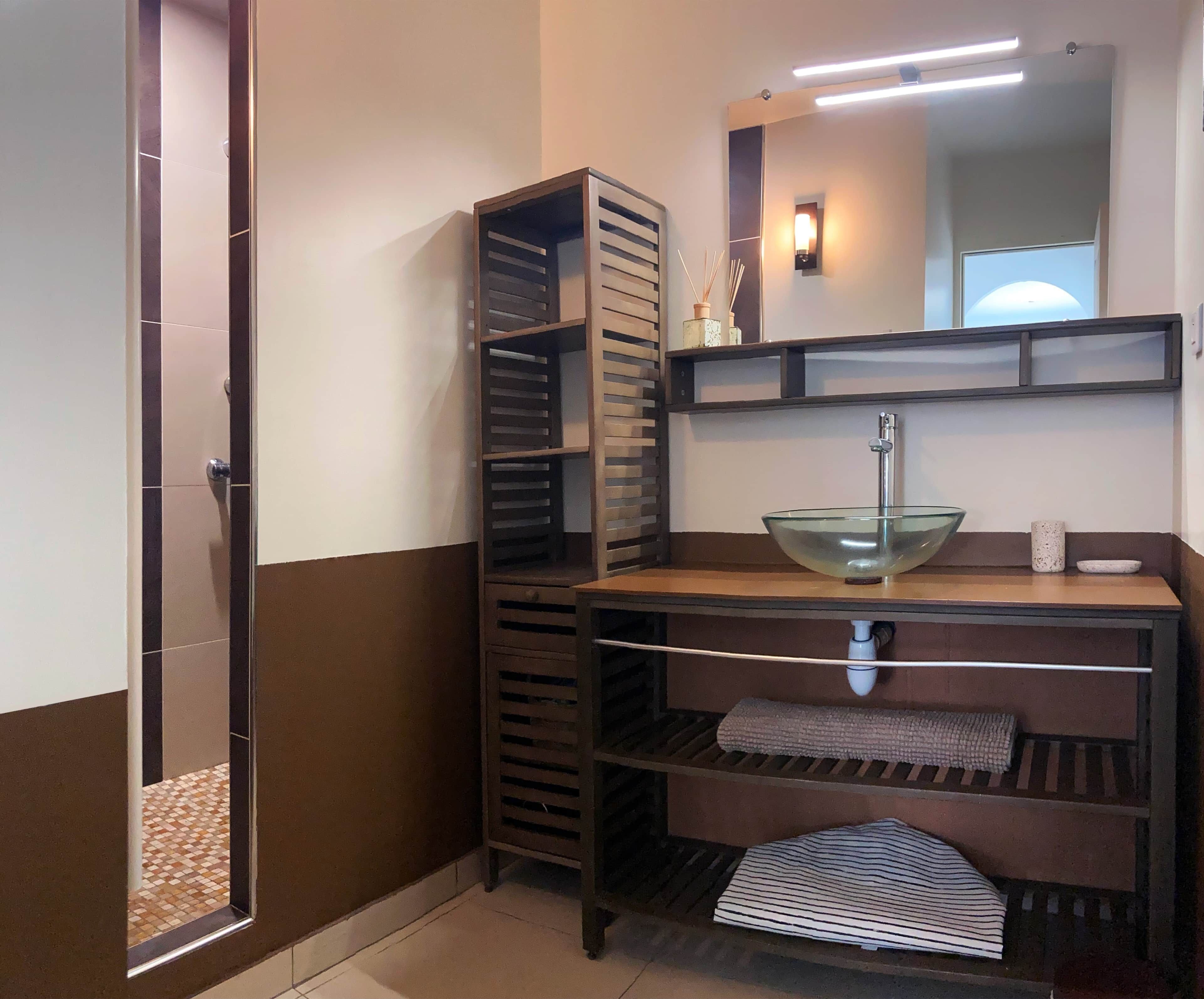 Douche, sèche-cheveux