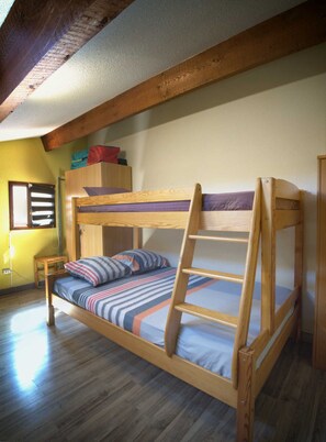 2 bedrooms, iron/ironing board, WiFi, wheelchair access