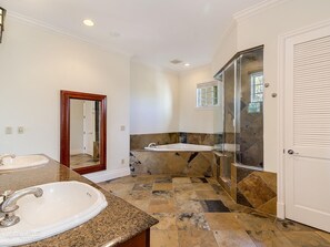 Bañera con ducha, bañera de hidromasaje, secador de pelo, toallas