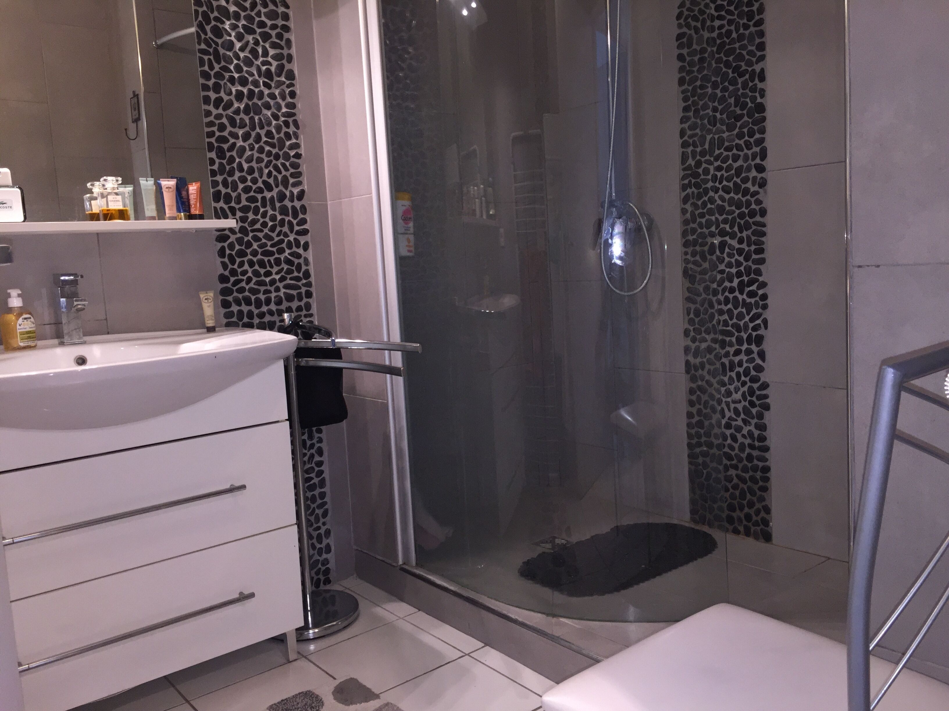 Ground floor, elevator, parking on the quay, paid, free, rated 3 stars.