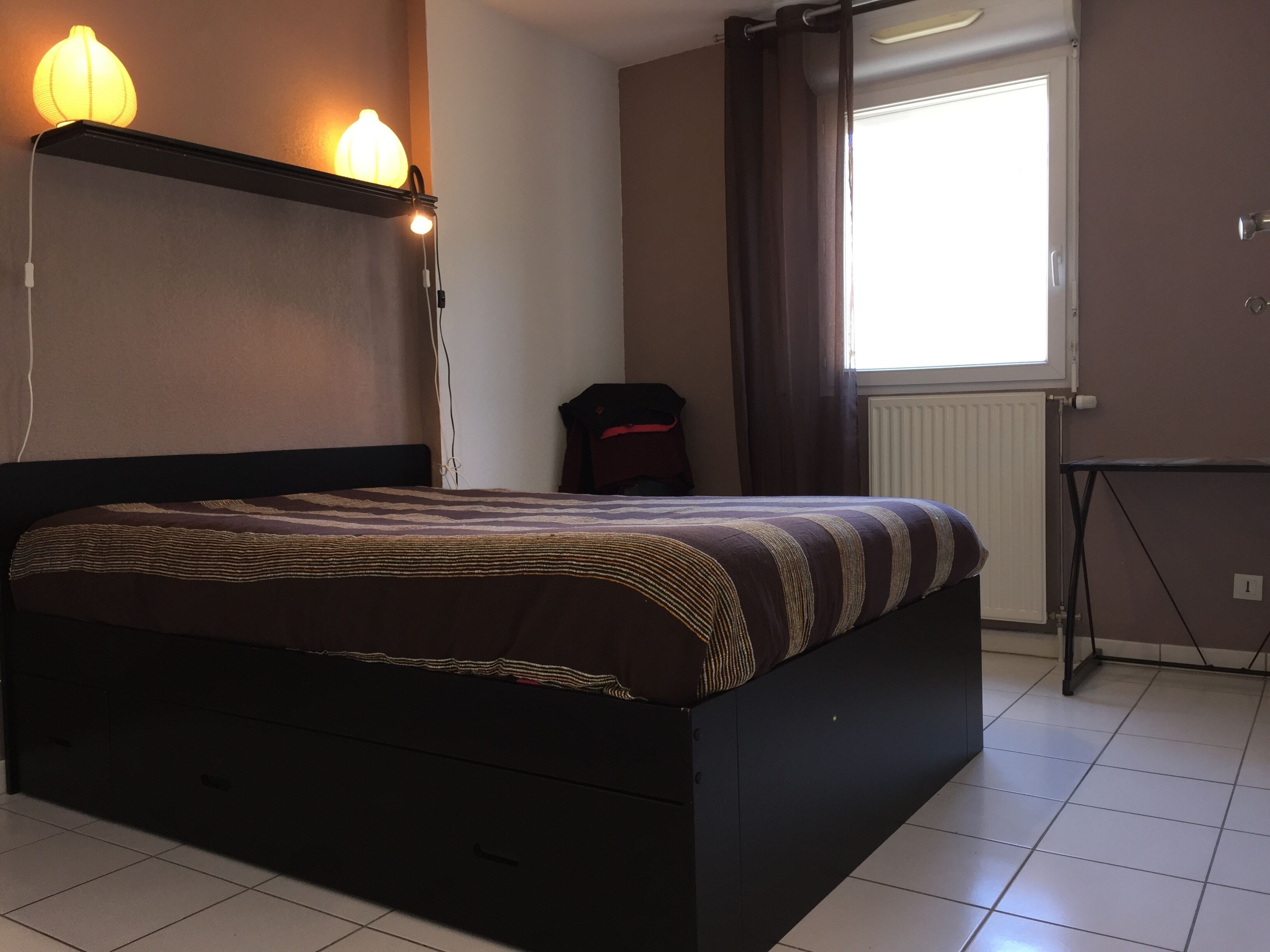 Ground floor, elevator, parking on the quay, paid, free, rated 3 stars.