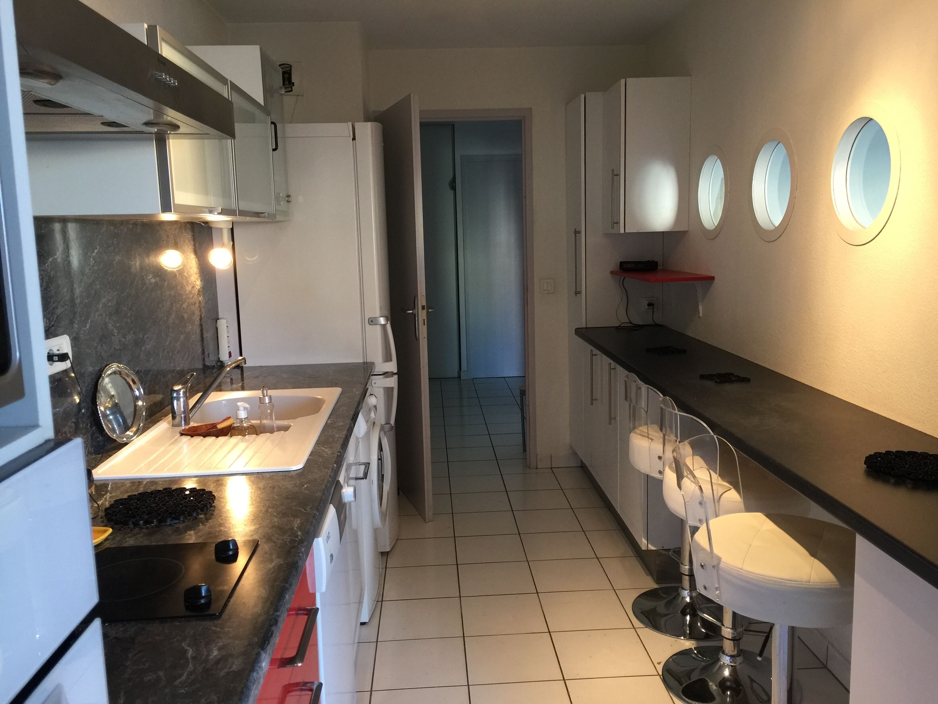 Ground floor, elevator, parking on the quay, paid, free, rated 3 stars.