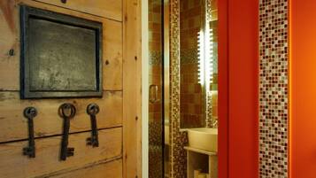 Shower, hair dryer, towels, shampoo