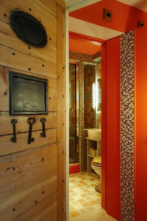 Douche, sèche-cheveux, serviettes fournies, shampoing