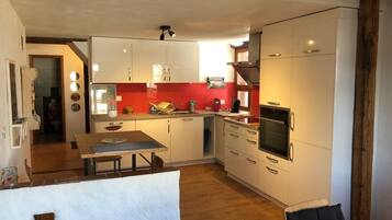 Frigorífico, microondas, horno y placa de cocina