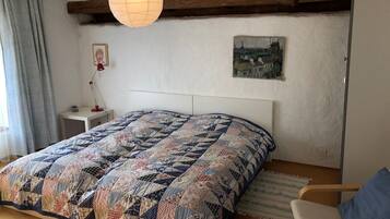 3 Schlafzimmer, Schreibtisch, Bügeleisen/Bügelbrett, Reisekinderbett