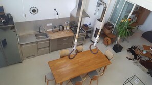 冷蔵庫、電子レンジ、オーブン、コンロ