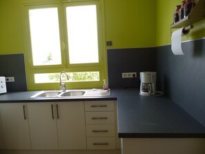 Een koelkast, een microgolfoven, een oven, een kookplaat