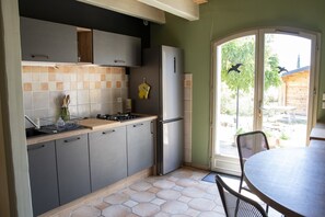 Een koelkast, een microgolfoven, een oven, een kookplaat