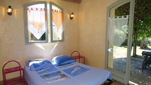 2 bedrooms, iron/ironing board, WiFi