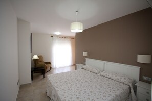 1 slaapkamer, een kluis op de kamer, een strijkplank/strijkijzer