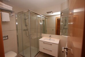 Shower, hair dryer, towels, toilet paper - Tourist apartments in the center of Nerja (NERJA (Málaga))