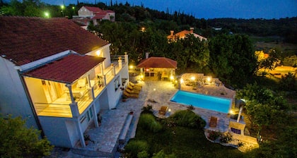 Villa Sun - viehättävä huvila uima-altaalla, suuri puutarha ja täysi yksityisyys