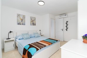 4 bedrooms, iron/ironing board, free WiFi, bed sheets