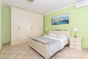 4 slaapkamers, een strijkplank/strijkijzer, gratis wifi, beddengoed