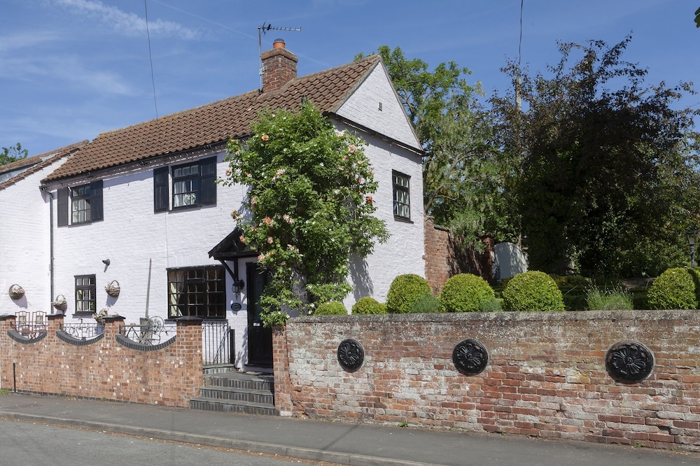 Pretty Period Cottage in small Market town of Bingham, Nottingham area