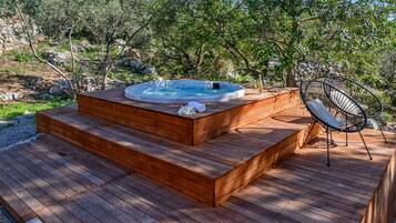 Tina de hidromasaje al aire libre
