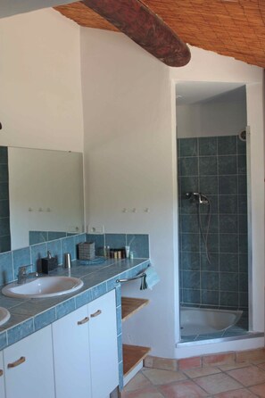 Douche, serviettes fournies