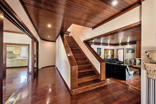 5 bedrooms, private pool, close to amenites, free A/C & wifi