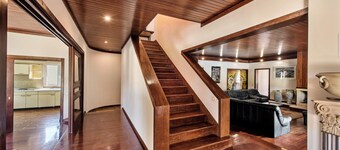 5 bedrooms, private pool, close to amenites, free A/C & wifi