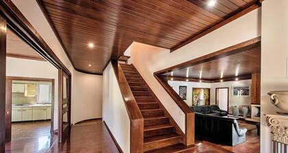 5 bedrooms, private pool, close to amenites, free A/C & wifi