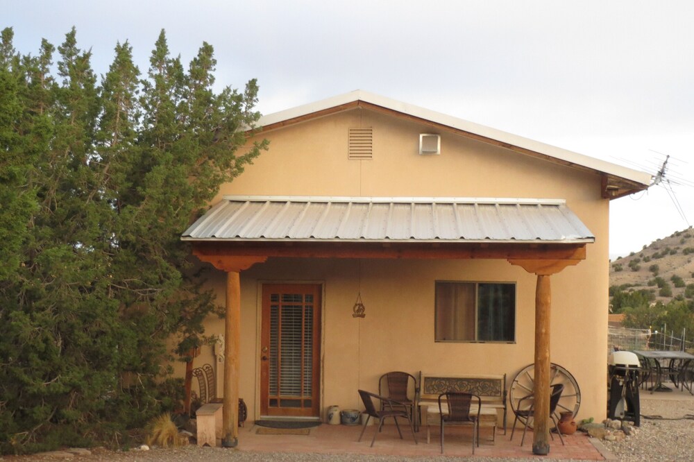 Charming 'Western' Guest House in the Placitas Foothills; Peaceful Yet Close