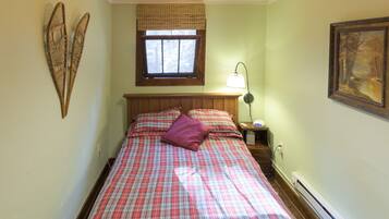 2 bedrooms, desk, iron/ironing board, WiFi